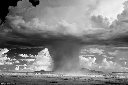 “Đĩa bay” – Một đám mây bão khổng lồ và nặng trịch có hình dáng tựa như một con tàu đến từ hành tinh khác, chuẩn bị đổ bộ xuống vùng Obar, New Mexico năm 2009
