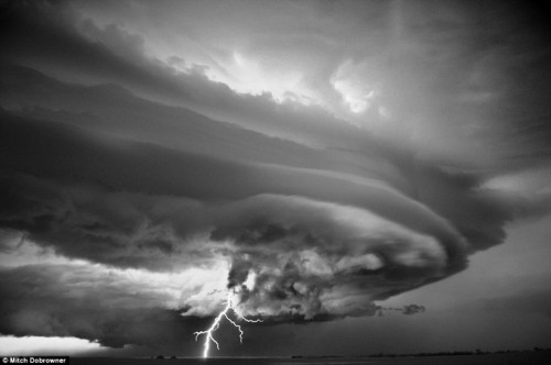 Mây dông kèm sấm sét bao phủ một vùng rộng khoảng 50 dặm, là dấu hiệu báo trước cho một trận vòi rồng khủng khiếp tại Valentina, Nebraska năm 2009