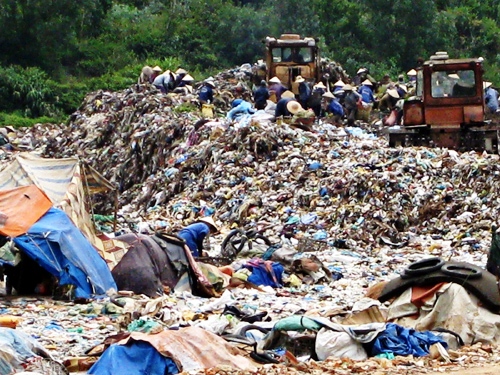 Khu vực số 1 và 2 ở bãi rác Khánh Sơn sẽ đóng cửa tạm thời để thi công tuyến mương thu gom nước rỉ rác nhằm đảm bảo vệ sinh môi trường (Ảnh: Nguyễn Tú)