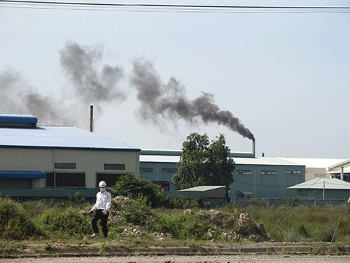 Khói đen từ KCN Đức Hòa 2 liên tục thải ra môi trường. Ảnh: MINH KHANH