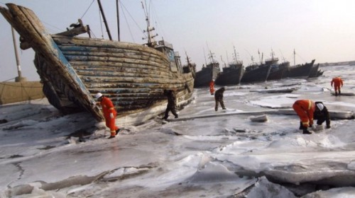 Tàu thuyền bị kẹt do nước đóng băng (Ảnh: Reuters)