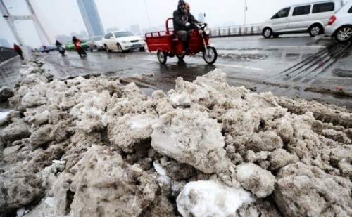 Một đoạn đường ở Giang Tây bị đóng băng (Ảnh: news.cn)