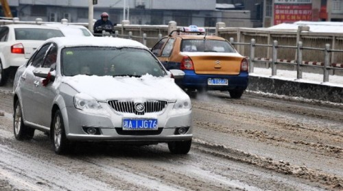 Thời tiết lạnh giá đã làm gián đoạn giao thông ở nhiều khu vực, có nơi gần như tê liệt cũng như gây ra hàng loạt vụ tai nạn khiến hàng chục người chết và bị thương trong mấy ngày qua (Ảnh: news.cn)