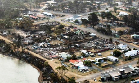 Những ngôi nhà bị thiêu rụi sau hỏa hoạn tại thị trấn Dunalley, bang Tasmania hiện lên trong một bức ảnh được chụp từ trực thăng hôm 6/1 (Ảnh: EPA)