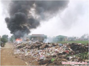 Quản lý, thu gom, xử lý rác thải các vùng nông thôn đang trở nên bức thiết (Ảnh minh họa: Q.Duẩn/Vietgiaitri.com)