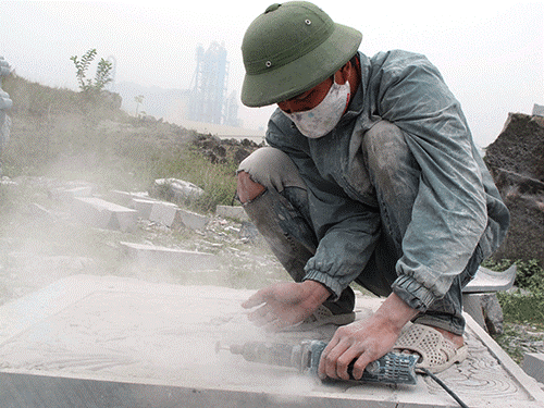Thợ đá mỹ nghệ phải thường xuyên làm việc trong môi trường độc hại