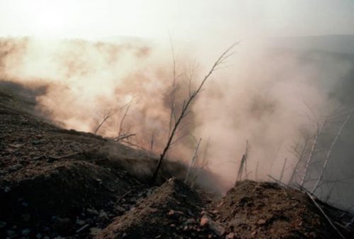 Thoạt nhìn cảnh tượng trong ảnh, có lẽ nhiều người sẽ nghĩ khói bốc lên từ miệng một núi lửa. Nhưng trên thực tế khói bốc lên từ phía trên mỏ than tại Centralia vào năm 1982. Trong nhiều thập niên qua, người dân tại Centralia luôn lo ngại về tác động của việc hít khói từ mỏ than đối với sức khỏe (Ảnh: Corbis)