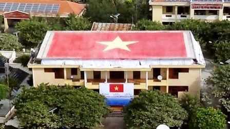 Các họa sĩ và thợ gắn gốm đã tạo hình lá cờ Tổ quốc Việt Nam 