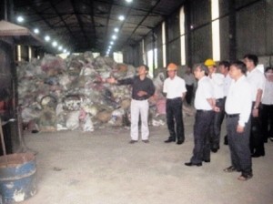 Đoàn giám sát kiểm tra khu xử lý rác thải của Công ty TNHH Môi trường Phú Hà (Ảnh: baophutho)