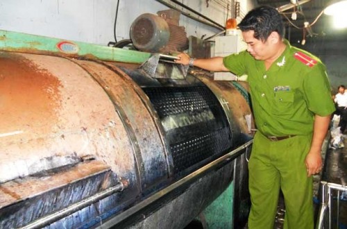 Cơ quan chức năng kiểm tra hệ thống xải thải gây ô nhiễm môi trường của doanh nghiệp (Ảnh: Văn Nam/Hải Quan Online)