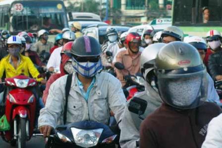 Ô nhiễm không khí gia tăng, phần lớn người dân phải sử dụng khẩu trang khi ra đường (Ảnh: Nguyễn Hữu/Đất Việt)