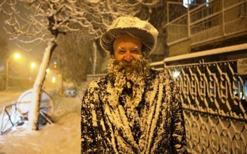 Một người đàn ông ở Jerusalem đi trong bão tuyết