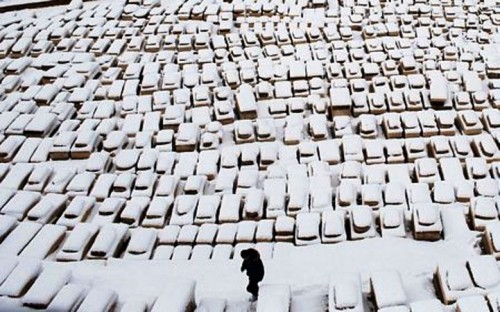Tuyết phủ trắng các ngôi mộ trên núi Olives tại Jerusalem