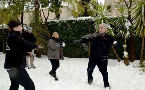 Thủ tướng Israel Benjamin Netanyahu chơi đùa với tuyết cùng gia đình tại Jerusalem