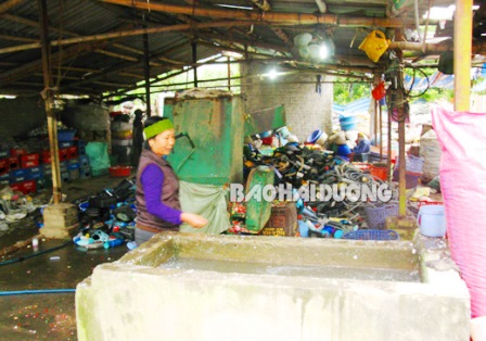 Cơ sở sơ chế nhựa phế liệu của ông Nguyễn Hữu Mai ở xã Việt Hồng (Thanh Hà) chưa có biện pháp xử lý nước thải theo đúng cam kết bảo vệ môi trường