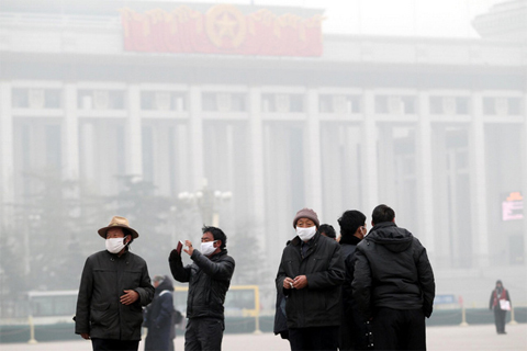 Du khách hôm qua đeo khẩu trang khí đến thăm quảng trường Thiên An Môn, thủ đô Bắc Kinh, Trung Quốc. Ảnh: Xinhua