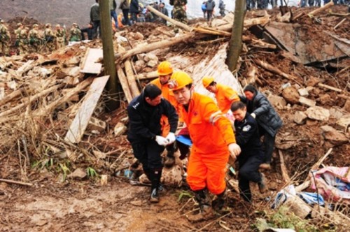 Công tác cứu hộ tại làng Gaopo, huyện Zhenxiong, tỉnh Vân Nam, Trung Quốc (Ảnh: Xinhua)