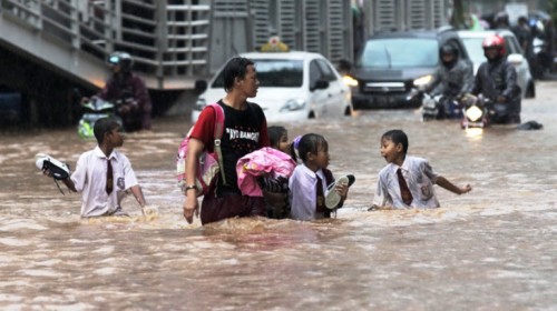 Trẻ em lội nước tại khu trung tâm tài chính thủ đô Jakarta (Ảnh: Reuters)
