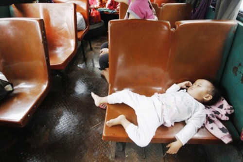 Một xe buýt được trưng dụng để làm chỗ trú ẩn tạm thời cho những người sơ tán vì lũ (Ảnh: AP)