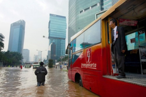 Hoạt động giao tại Jakarta tê liệt vì nước lũ (Ảnh: AP)