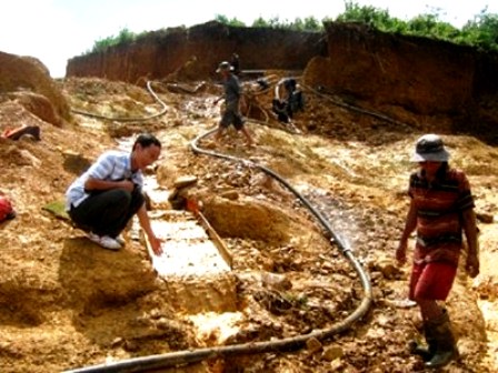 Hoạt động khai thác vàng ở vùng núi Cấm, Quảng Nam (Ảnh: báo Tiền Phong)