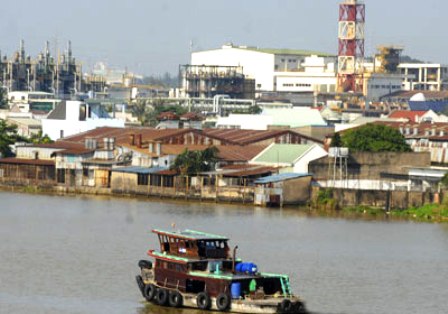 Nước thải công nghiệp từ các nhà máy ra sông Đồng Nai rất nguy hiểm đối với sức khỏe (Ảnh: Kim Ngân/Sài Gòn Giải Phóng)