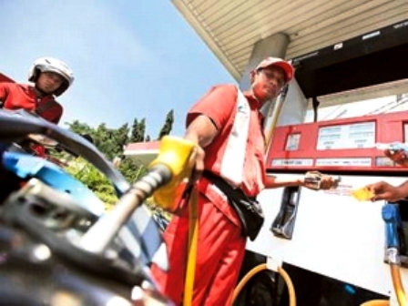 Một điểm bán xăng dầu ở Indonesia (Ảnh: gulfnews.com)