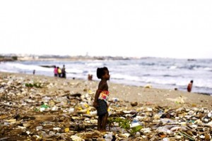 Một bé gái đang chơi đùa trên bãi biển ngập rác gần bến cảng lớn ở Haina thuộc Cộng hòa Dominica. Đây được xem như một trong những khu vực chứa rác thải công nghiệp bẩn nhất thế giới (Ảnh; Bình Minh/ngoisao.net)