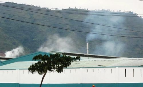 Kể cả ban ngày cũng có nhiều nhà máy trong Khu công nghiệp Hòa Khánh ngang nhiên xả khí thải ra môi trường