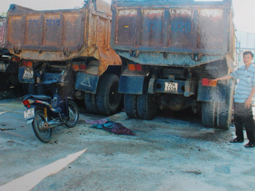 Hơn 434 tấn titan bị bỏ dãi ở sân Vitranschart Bình Định 3 tháng trời (ảnh chụp trong sân Vitranschart Bình Định)