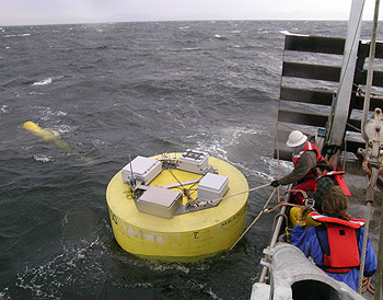 Nhóm nghiên cứu thử nghiệm phao phát điện trên vịnh Monterey (Ảnh: MBARI)