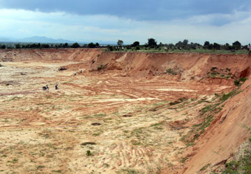Một dự án khai thác cát xây dựng mà chủ mỏ đã “tháo chạy” (Ảnh: Pháp luật TP. HCM)