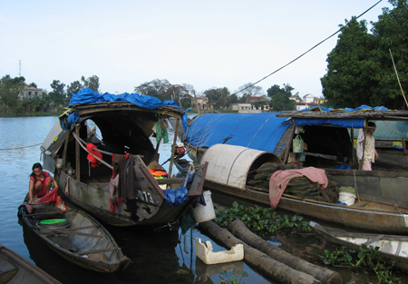 Đời sống cùng cực vì không an cư khiến người dân xóm vạn đò thôn Thủy Phú phải kiếm sống bằng nghề phạm pháp