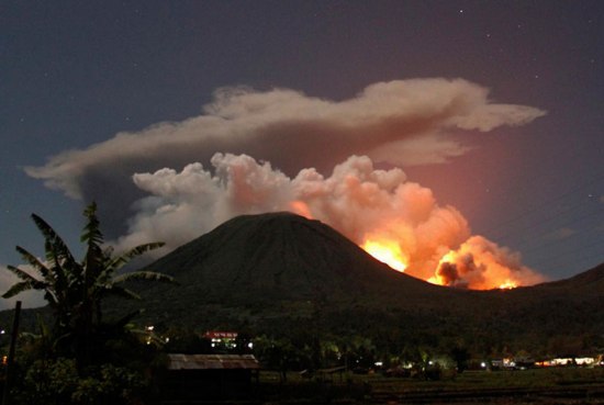 Cảnh tượng phun trào của núi lửa Lokon hồi tháng 7.
