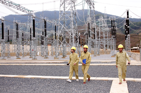Công nhân Tổng công ty Truyền tải Điện Quốc gia tăng cường công tác vận hành tại Trạm biến áp 500 kV Sơn La. (Ảnh: Ngọc Hà/TTXVN)
