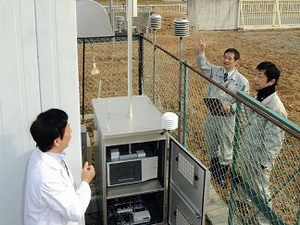 Máy đo tự động phân tử PM 2.5 độc hại vừa được lắp đặt tại một trạm quan trắc (Ảnh: Yomiuri/VietnamPlus)