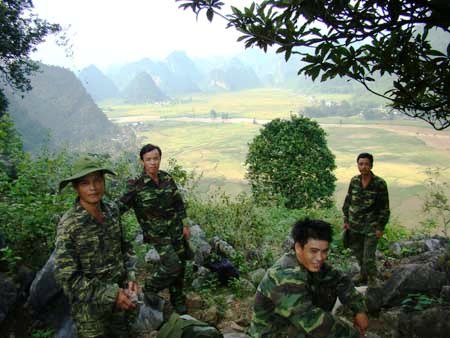 Những phút nghỉ ngơi của các chiến sĩ kiểm lâm (Ảnh minh họa: ThienNhien.Net)