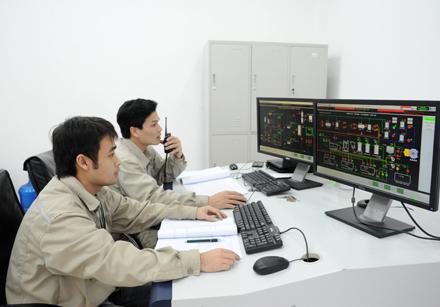 Kỹ sư Nhà máy nhiệt điện Mạo Khê (Quảng Ninh) vận hành hệ thống xử lý nước thải (Ảnh: Quanh Minh)