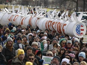 Người dân Mỹ tuần hành tại Washington (Ảnh: Reuters)