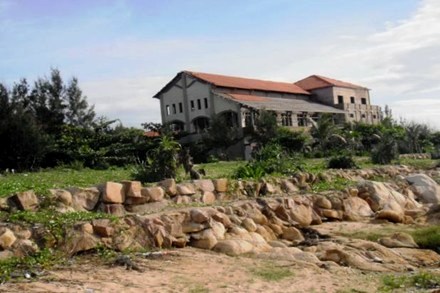 Một khu resort cao cấp ở mũi Kê Gà trị giá hàng trăm tỉ đồng, vì dự án cảng đã buộc phải bỏ hoang nhiều năm nay (Ảnh: Dân Trí)