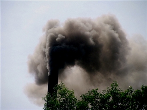 Ô nhiễm không khí trong khu công nghiệp không chỉ tác động tiêu cực tới môi trường mà còn ảnh hưởng trực tiếp tới sức khỏe người lao động (Ảnh: Lao Động)