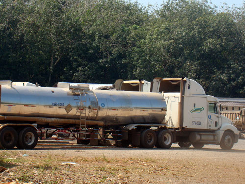 Xe “khủng” dùng để chở nguyên liệu sản xuất bauxite tạo áp lực lớn lên hệ thống cầu đường (Ảnh: Kim Cương/Thanh Niên)
