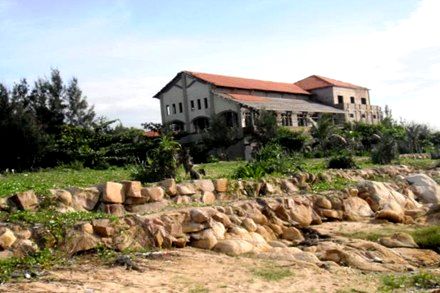 Một khu resort cao cấp ở mũi Kê Gà trị giá hàng trăm tỉ đồng, vì dự án cảng đã buộc phải bỏ hoang nhiều năm nay (Anh: Lao dong)