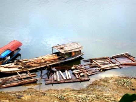 Cả trăm khối gỗ được tập kết tại lòng hồ Cửa Đạt có phải là gỗ lậu?