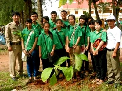 Sinh viên Campuchia hưởng ứng chiến dịch trồng cây của chính phủ. (Ảnh: openequalfree.org)