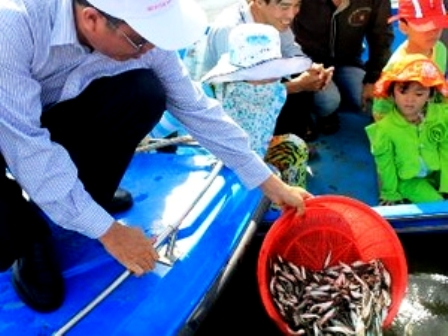 Một buổi lễ thả cá tại khu vực Búng Bình Thiên, An Phú, An Gian (Ảnh: Vương Thoại Trung/TTXVN)