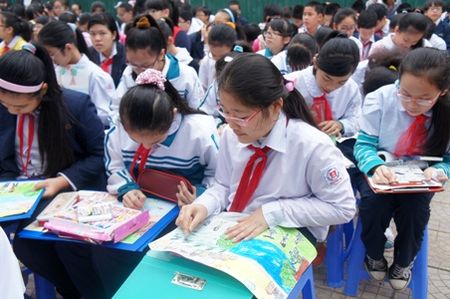 Các em thiếu nhi tham gia vẽ tranh tại Lễ hưởng ứng cuộc thi