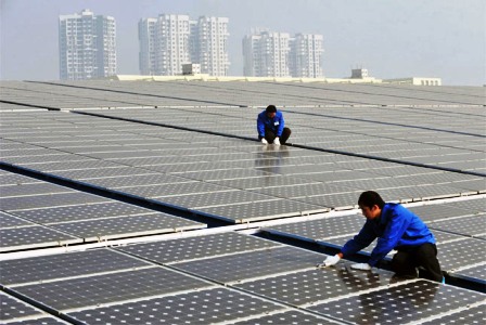 Sản xuất điện năng lượng mặt trời ở Trung Quốc (Ảnh: opencanada.org)
