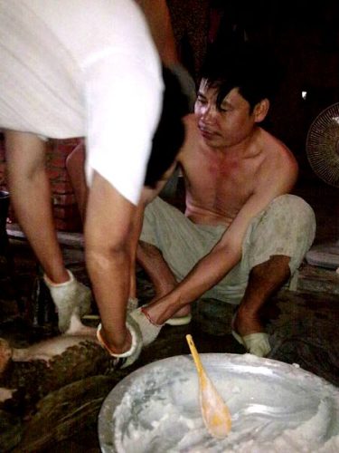 Tê tê đang được bơm bột hồ