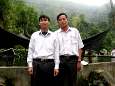 Hai gã "gàn" thoát nghèo bằng mô hình nuôi cá hồi trên đỉnh Xà Phìn. (Ảnh: Hùng Võ/VietnamPlus)